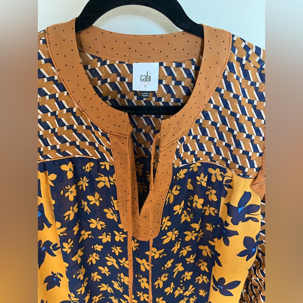CAbi Harmony: Gold and Navy Mixed-Print Ruffle Blouse NWOT Sz S - Picture 2 of 9